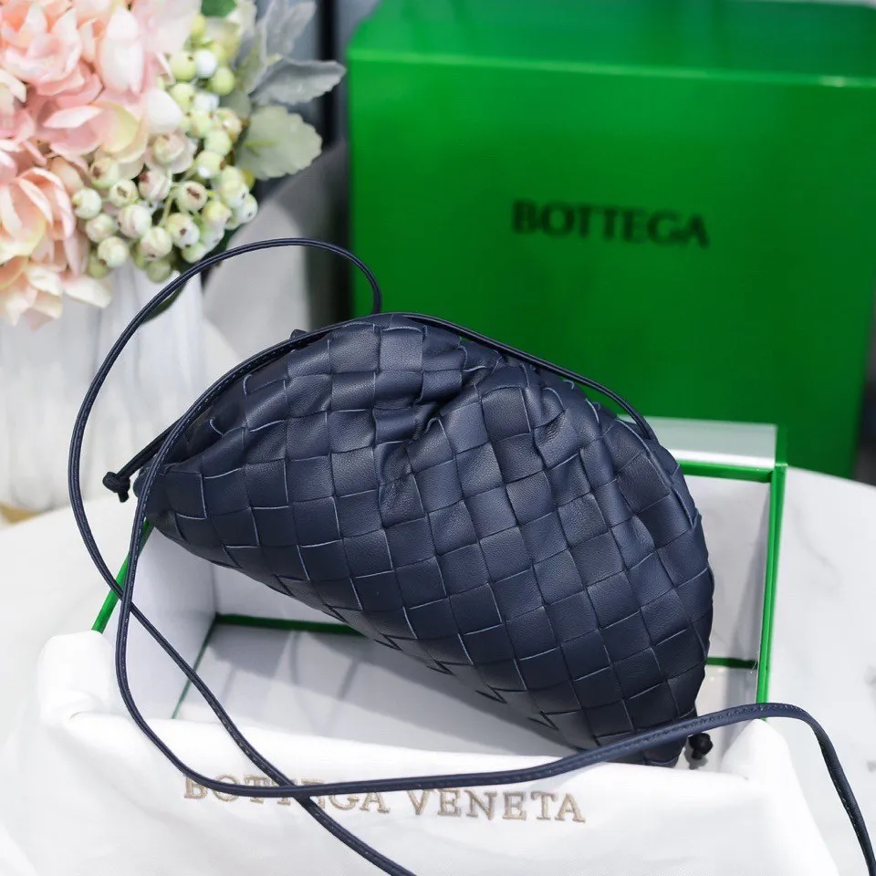 Batch 1260 Real shots👇Large plaid weaving The pouch cloud bag is the first series designed by former Celine designer Daniel Lee after joining BV. The upper body is extremely ecstatic ~ fashionable and classy ~ elegant and concise, lazy and intellectual size: 23*13*8 [Little Cloud Rough Weave#]